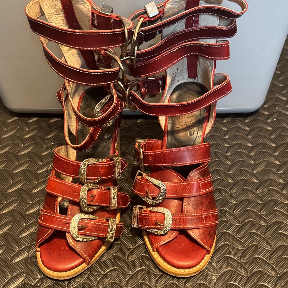 FreeBird BROOKLYN red buckle Sandals